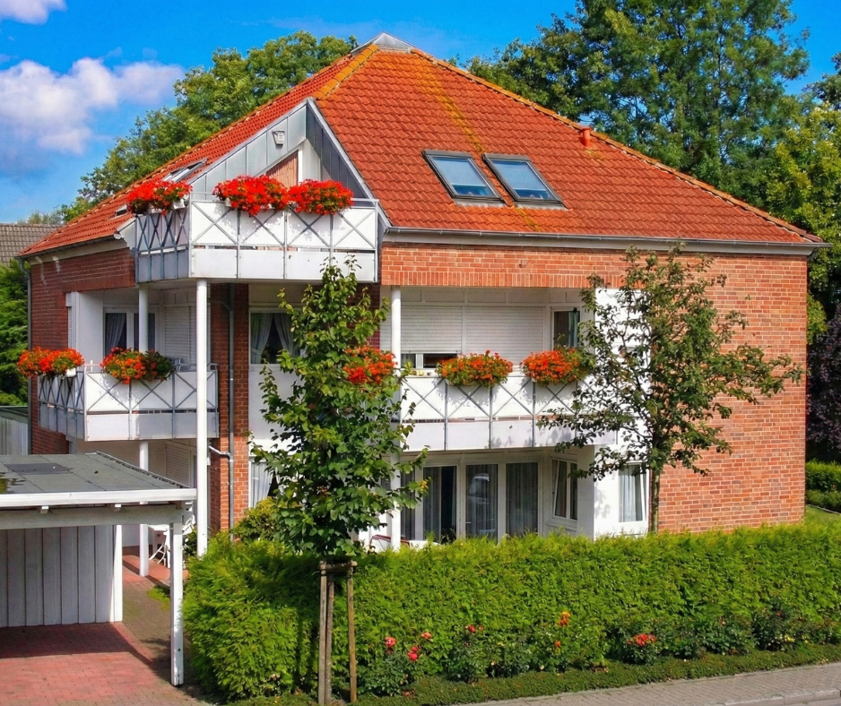 Lage Symbol eines Standortmarkers mit dem Text "Ruhige Lage" im Hintergrund von Dächern.